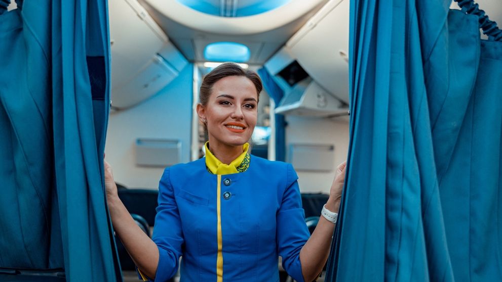 Ce salariu are o stewardesă din România care lucrează la Wizz Air, Ryanair, Tarom sau Emirates în 2025