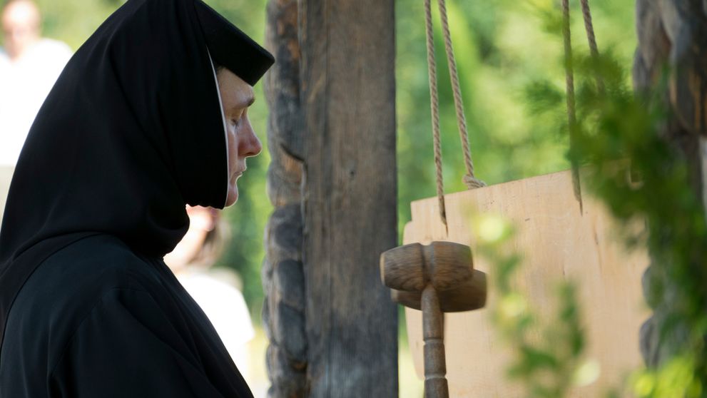 O călugăriță din Suceava a fost găsită moartă în curtea mănăstirii! Ce au descoperit medicii când au ajuns la fața locului