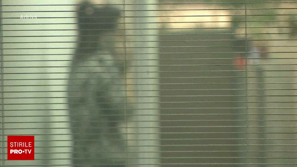 Un avocat din București și-a filmat pe ascuns fostele iubite! S-a urcat pe acoperișul blocului de unde a filmat-o prin fereastra de la baie de 11 ori. Ce pedeapsă a primit