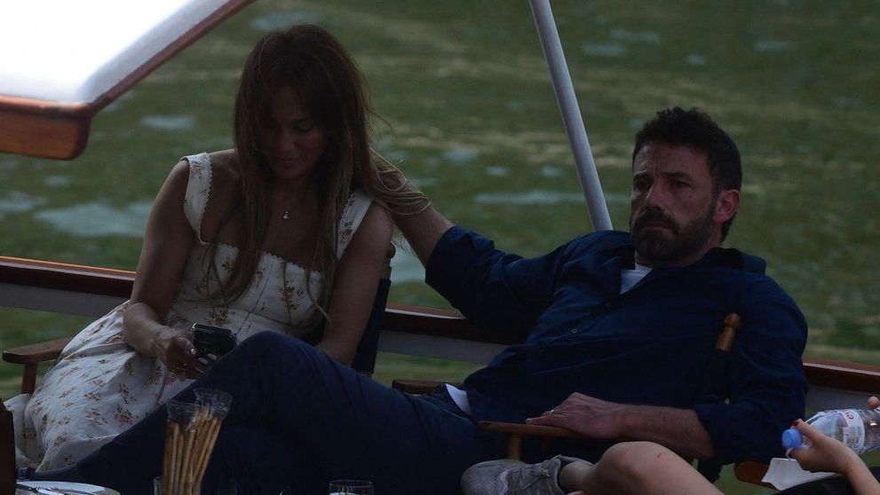 Ben Affleck, sleit de puteri în luna de miere cu JLo! Imaginile cu el sforăind în Paris au devenit virale