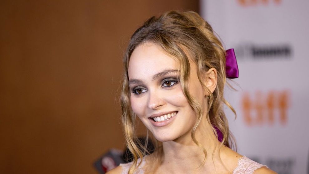 Lily Rose Depp lasă inhibițiile la o parte. Fiica lui Johnny Depp a pozat topless într-un nou pictorial