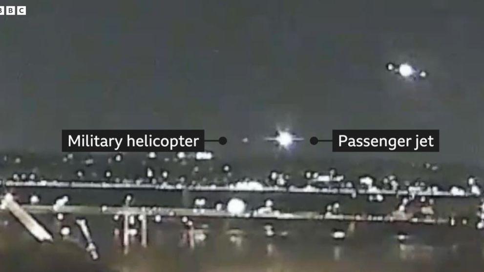 Reacția Pentagonului după ce un elicopter al armatei americane s-a ciocnit cu un avion de pasageri. La bord se aflau peste 60 de oameni, printre care mai mulți patinatori ruși