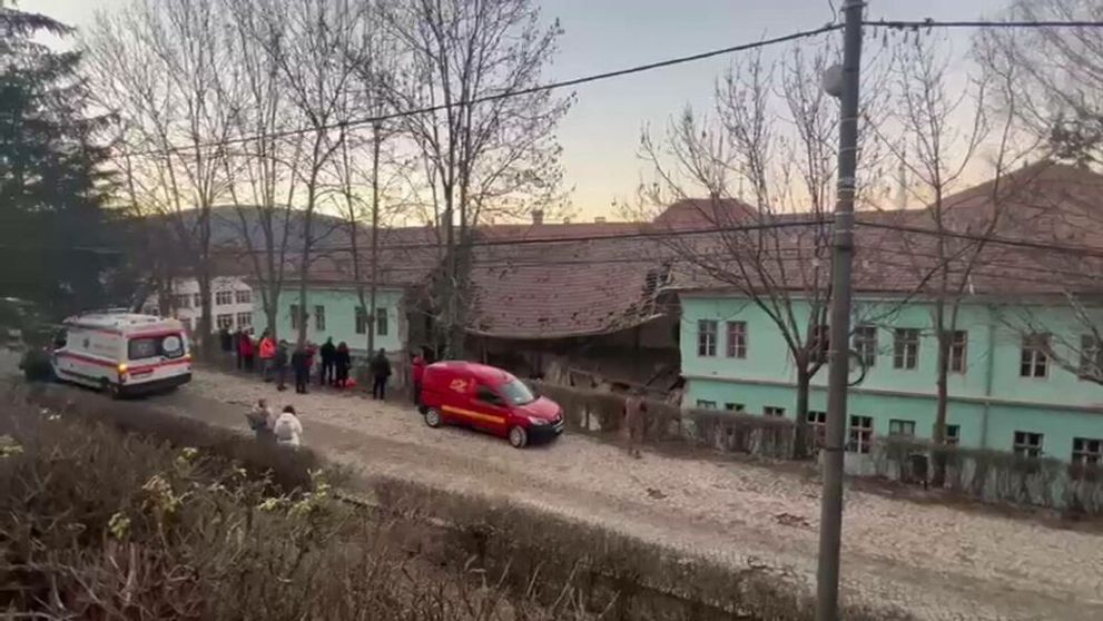 Imagini sfâșietoare! Ce a apărut în fața căminului din Odorheiu Secuiesc, acolo unde a murit băiatul de 17 ani