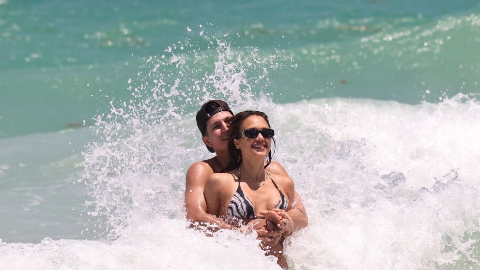Radiază de fericire și e de nerecunoscut după divorț! Superba Jessica Alba și iubitul cu 12 ani mai tânăr, săruturi pasionale în valurile oceanului