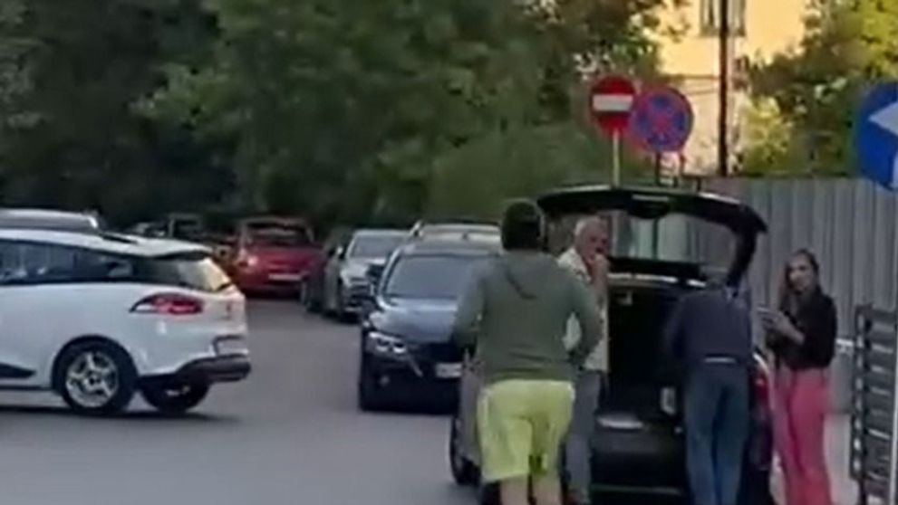 VIDEO | Tatăl lui Vlad Pascu, surprins în timp ce alerga în pantaloni scurți, la secția de poliție