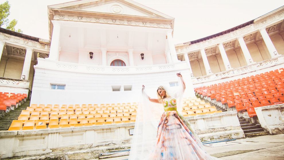 “Trash the dress” cu cele mai iubite vedete autohtone, in fiecare luni, La Maruta!