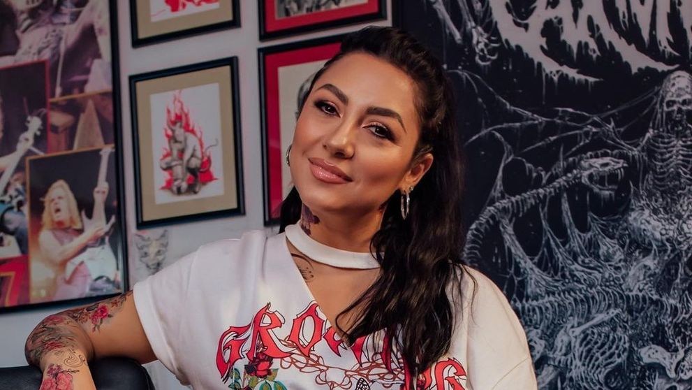 Andra, de nerecunoscut în cele mai noi imagini: tatuată, îmbrăcată în fustă mini de piele, e mai sexy ca niciodată!