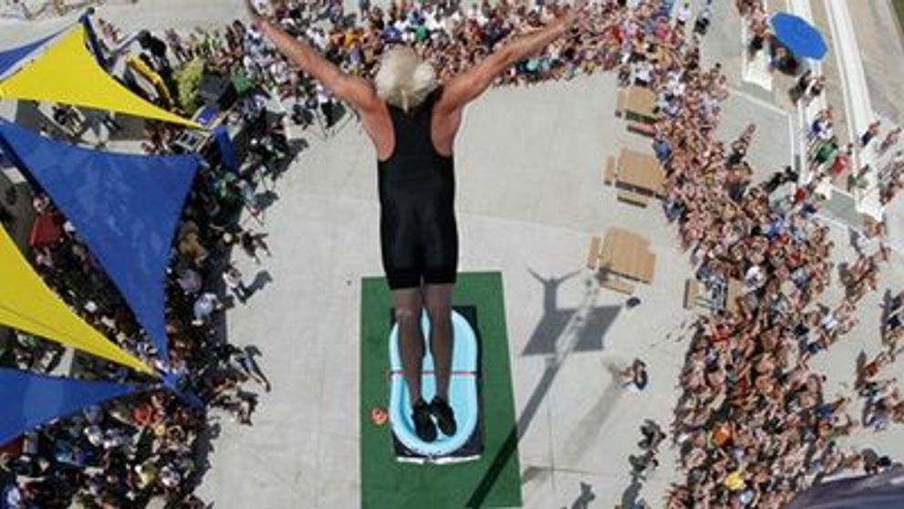 Barbatul care a sarit de la o inaltime de 10 m intr-o piscina de 30 cm. Vezi daca a patit ceva! VIDEO