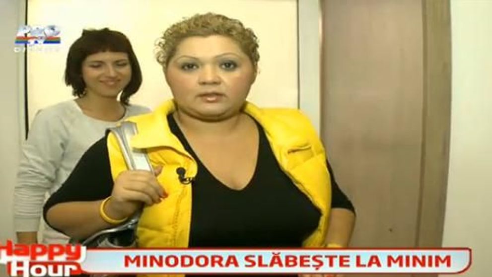 Vrea sa aiba patratele pe burta, in loc de colacei! Vezi cum a decurs prima ora de sport a Minodorei: