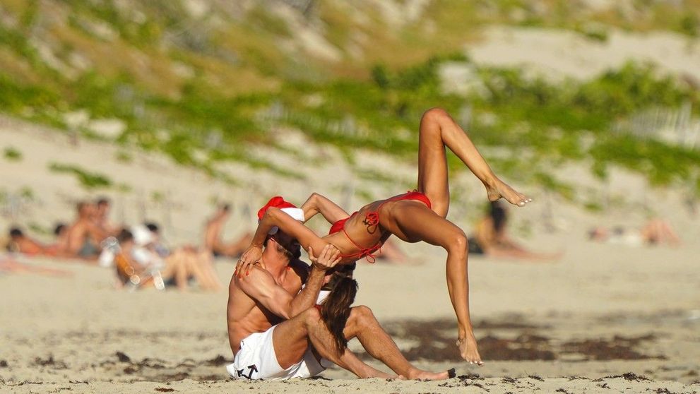 Scene incredibile pe o plajă din St. Barts. Izabel Goulart și iubitul, acrobații demne de Cirque Soleil în fața paparazzilor