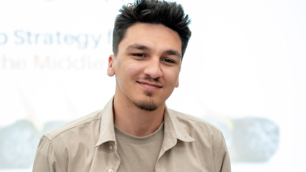 Cine e Mihai, tânărul care a plecat pe jos de la Timișoara spre Constanța. Cum se simte după ce a parcurs 35 de km: „Am mari dureri...”