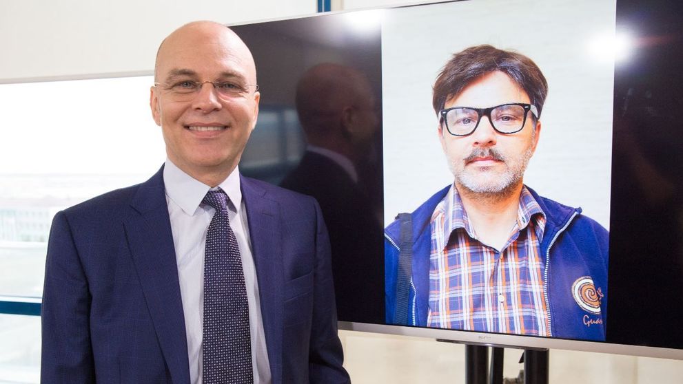 Șeful unei mari companii de curierat, sub acoperire în propria firmă. Un angajat l-a recunoscut