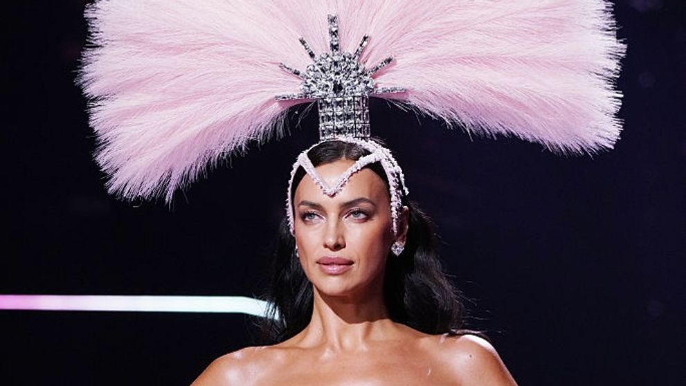 Irina Shayk, ca o zeiță la show-ul Victoria's Secret. Modelul a făcut furori într-o ținută transparentă