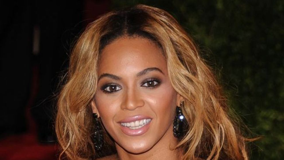 Beyonce, aparitie bizara intr-o rochie mult prea decoltata. Cantareata, la un pas de un accident vestimentar