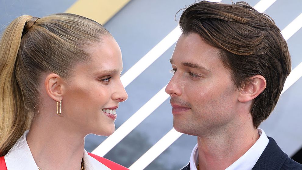 Patrick Schwarzenegger o soarbe din priviri pe soția lui, care defilează la show-ul Victoria's Secret