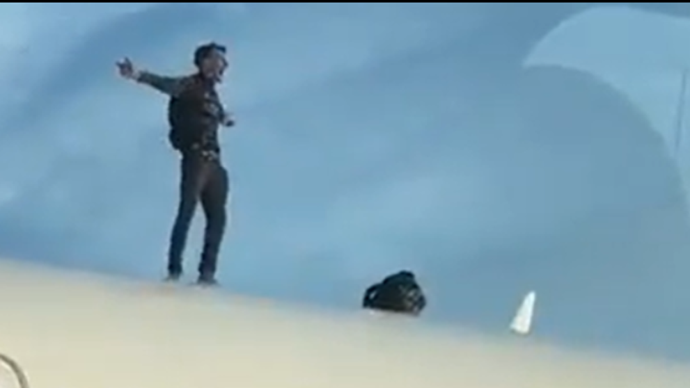 Mai ceva ca-n filme! Momentul când un turist s-a urcat pe un avion și a început să danseze și să râdă de angajați. Ce s-a întâmplat