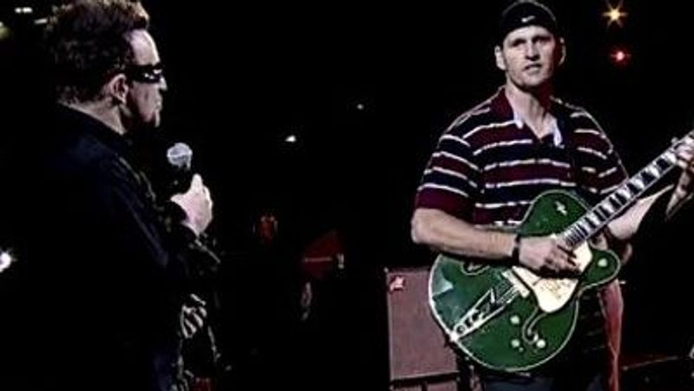 Gest INCREDIBIL. U2 au cantat alaturi de un fan orb in fata a zeci de mii de oameni! VIDEO