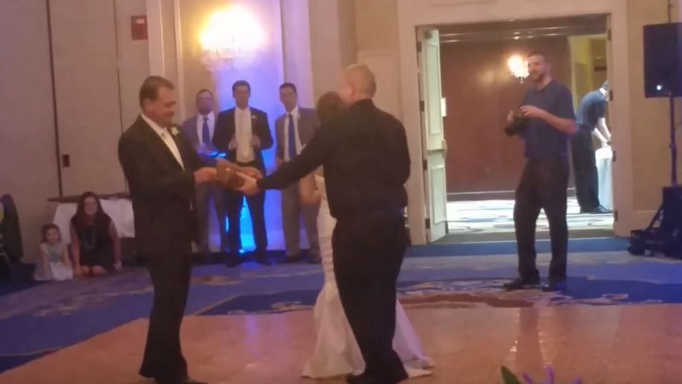 Mirele si mireasa au pus in scena un dans romantic, dar momentul a fost intrerupt de tatal femeii. De ce a intervenit