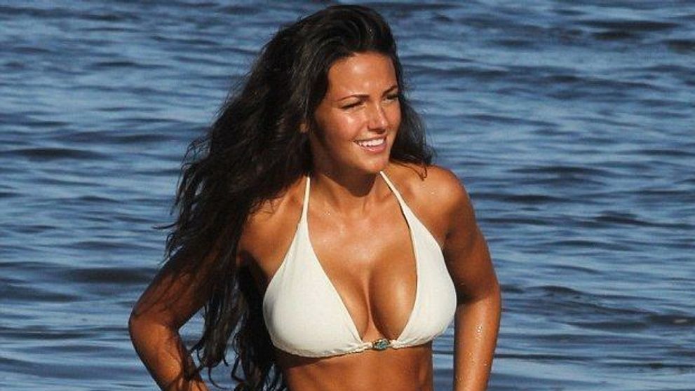 In cada, cu sanii dezgoliti. Actrita cu cel mai invidiat corp din Marea Britanie, victima unei glume pe internet: FOTO