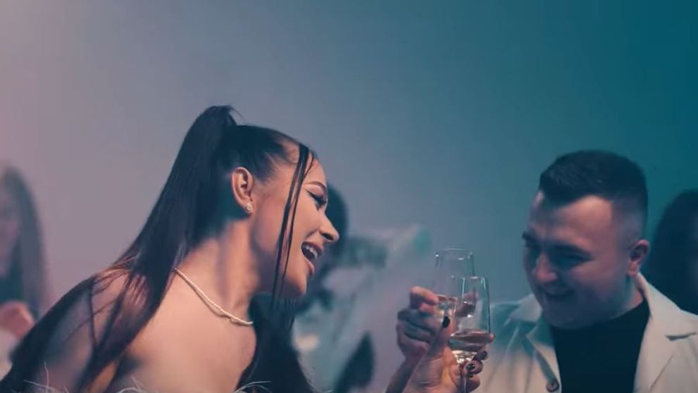 Vlăduța Lupău, colaborare de succes cu Paul Morar. Cum arată artista în videoclipul „Bate tobele”