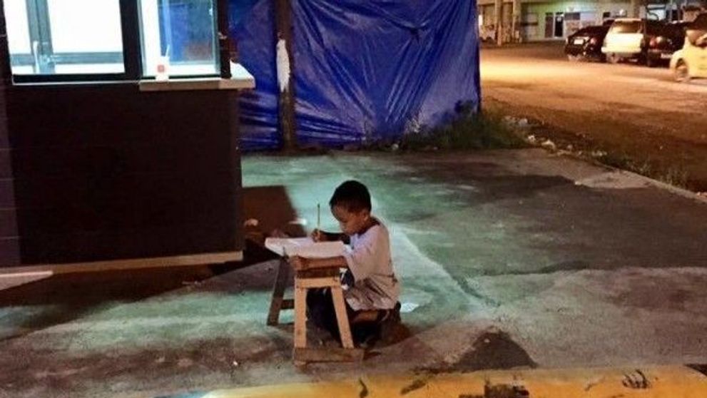 Fotografia cu acest baietel a devenit virala. Povestea lui a impresionat milioane de oameni