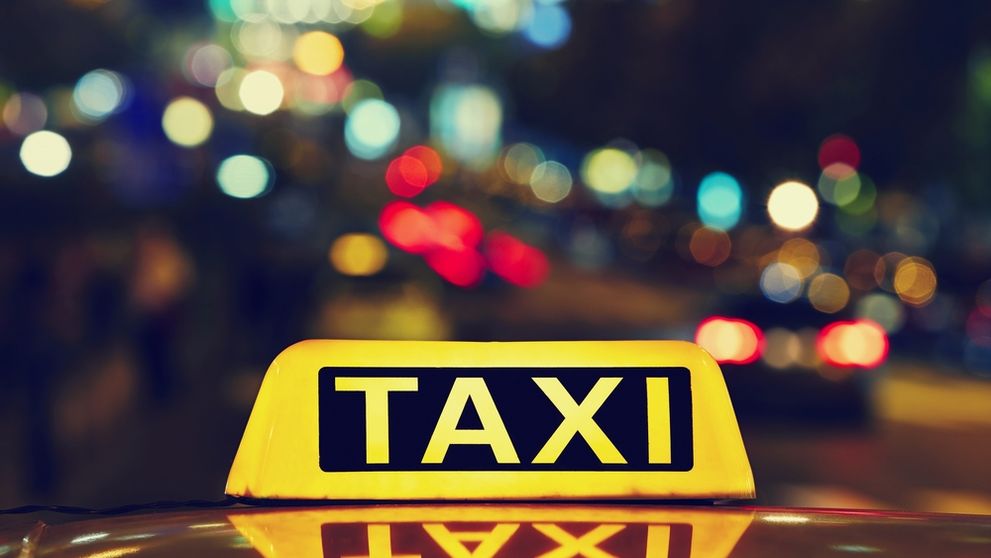 Suma uriașă plătită de un român pentru o cursă de nici 2 kilometri cu taxiul: „A acoperit aparatul cu un prosop...”