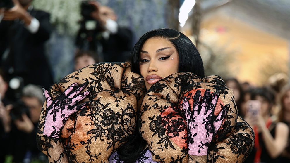 „E îmbrăcată cu hemoroizi?” Ținuta lui Cardi B, declarată cea mai „dezgustătoare” de la Met Gala 2026