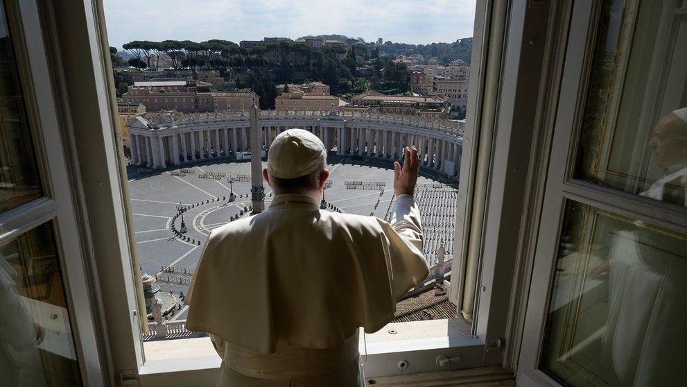 Imagini emoționante de la Roma: Papa Francisc, pe străzile pustii ale capitalei, se roagă pentru sfârșitul pandemiei