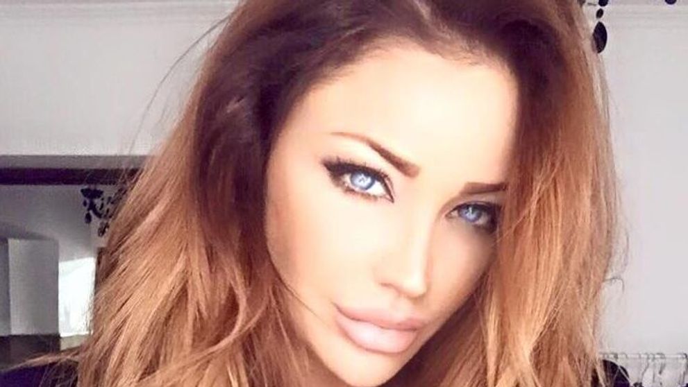 Bianca Dragusanu a pozat topless, proaspat iesita de la dus. Vezi imaginile incendiare cu care si-a sedus fanii