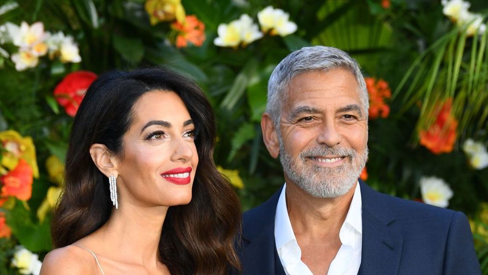 Amal Clooney, apariție răvășitoare la brațul soțului ei! Cuplul a făcut furori la premiera filmului 