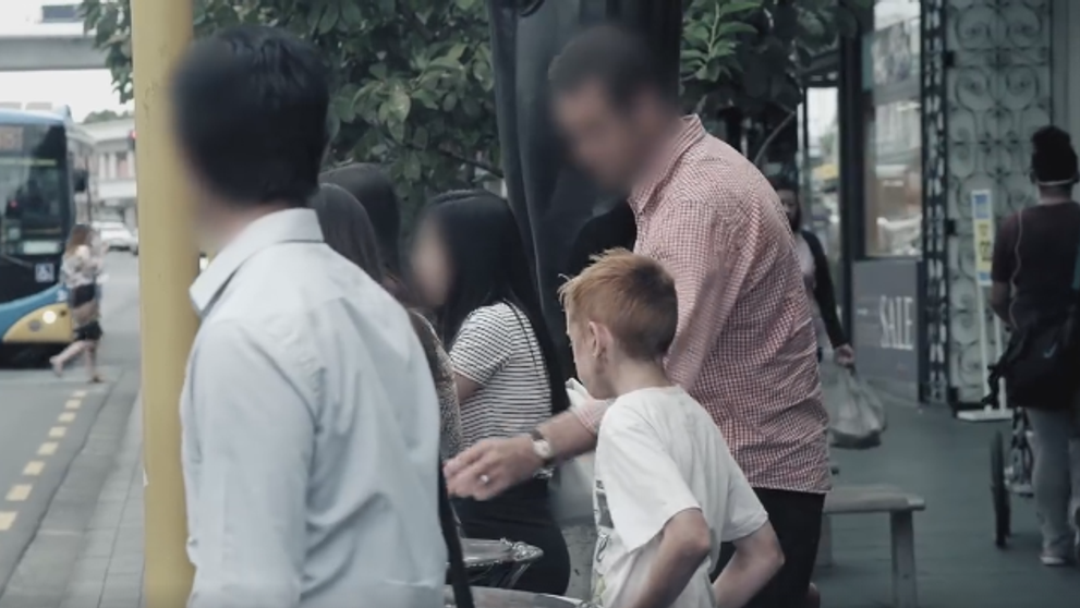 Tu cum ai reactiona daca ai vedea pe strada un copil care mananca din gunoi? Un experiment cu rezultate dezamagitoare