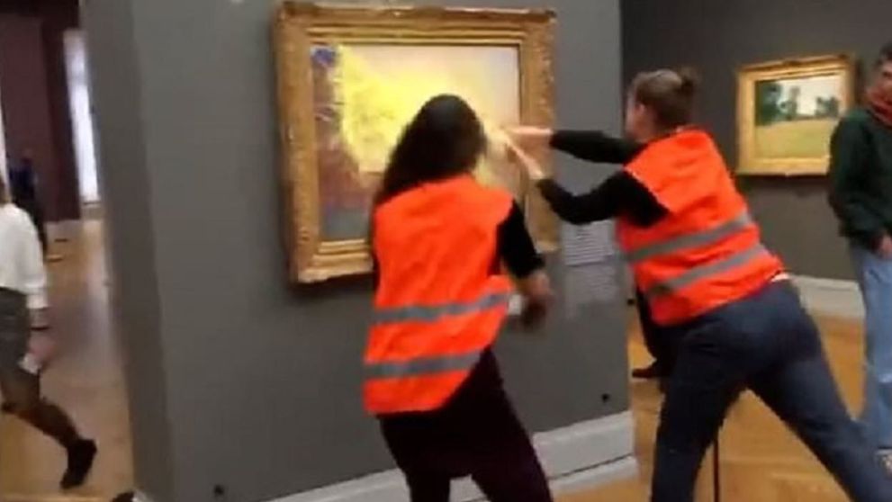 Doi activiști au aruncat cu piure de cartofi în tabloul “Les Meules” al lui Monet, expus la muzeul Barberini