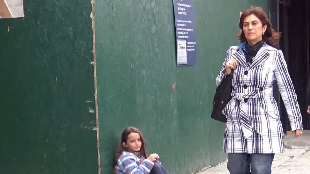 O fetita le cere ajutorul oamenilor de pe strada. Ce se intampla cand acestia realizeaza ca micuta s-a pierdut