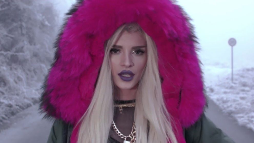 Ți-o mai amintești pe Era Istrefi, tânăra care a rupt topurile cu piesa „Bonbon”? Ce mai face acum artista de la care a pornit nebunia gecilor cu puf roz
