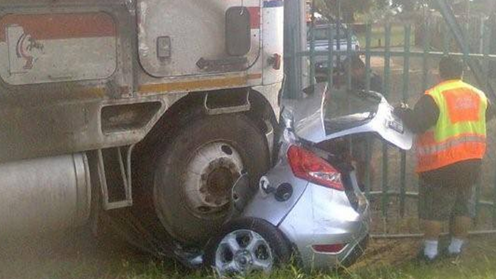 Un camion urias a intrat in masina ei si a facut-o praf. Cand s-au uitat in interior: de necrezut