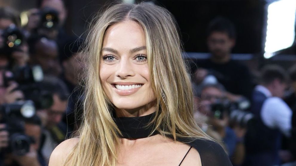 Margot Robbie, omagiu pentru Regina Elisabeta a II-a la premiera filmului „Amsterdam” din Londra