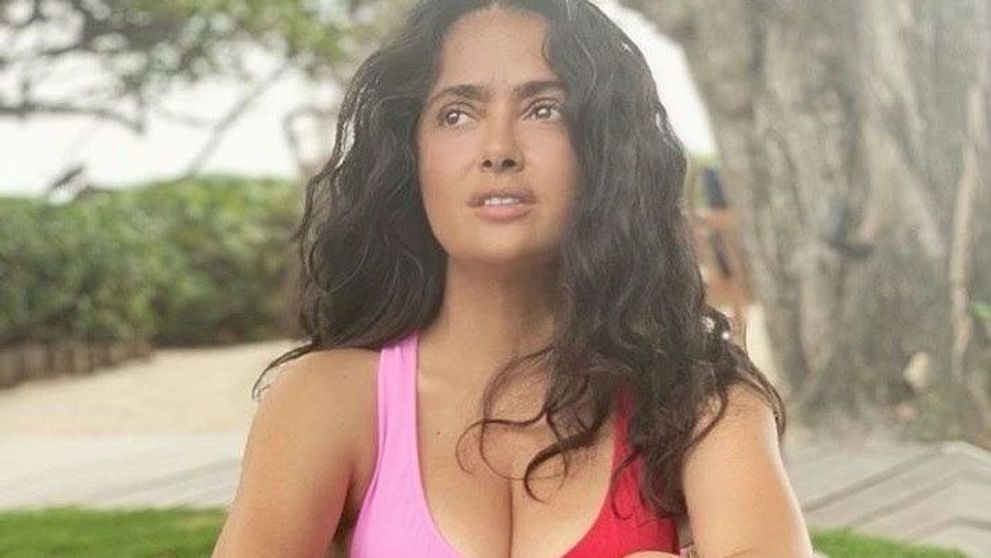 Salma Hayek, pozele în bikini pentru care și-a cerut scuze fanilor