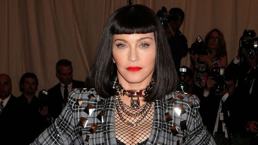 Are 54 de ani si inca adora sa isi socheze fanii. Madonna, mai mult dezbracata decat imbracata pe covorul rosu. Ce le-a aratat fotografilor