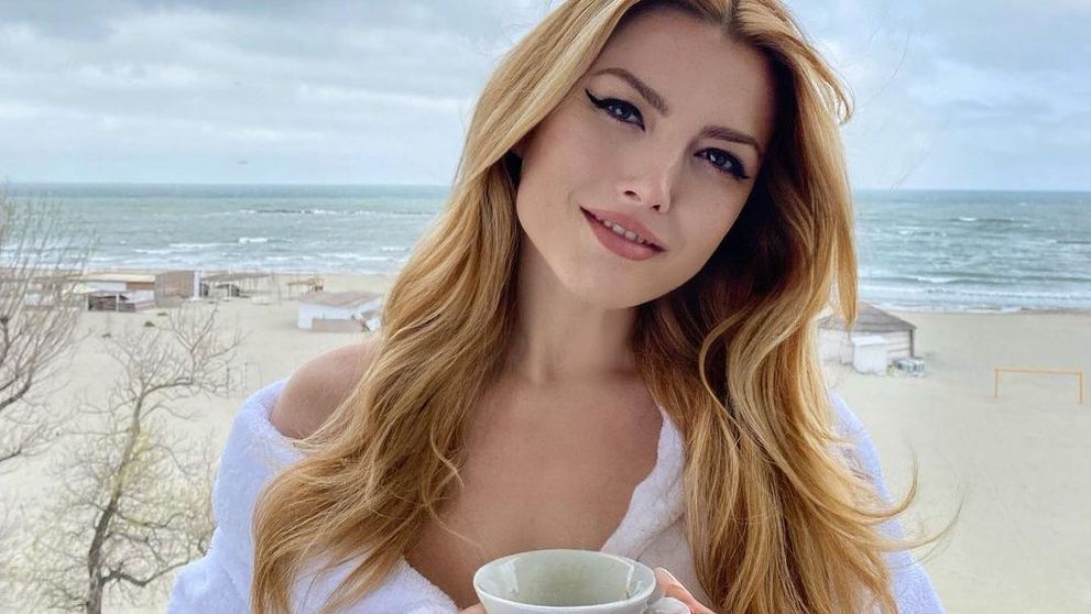 Într-un bikini electrizant, pe un scuter acvatic. Modul inedit prin care Elena Gheorghe lansează o invitație la mare