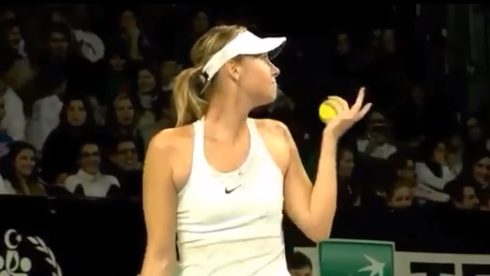 Moment genial cu Maria Sharapova! Ce i-a raspuns unui fan care a cerut-o in casatorie cand se pregatea sa serveasca