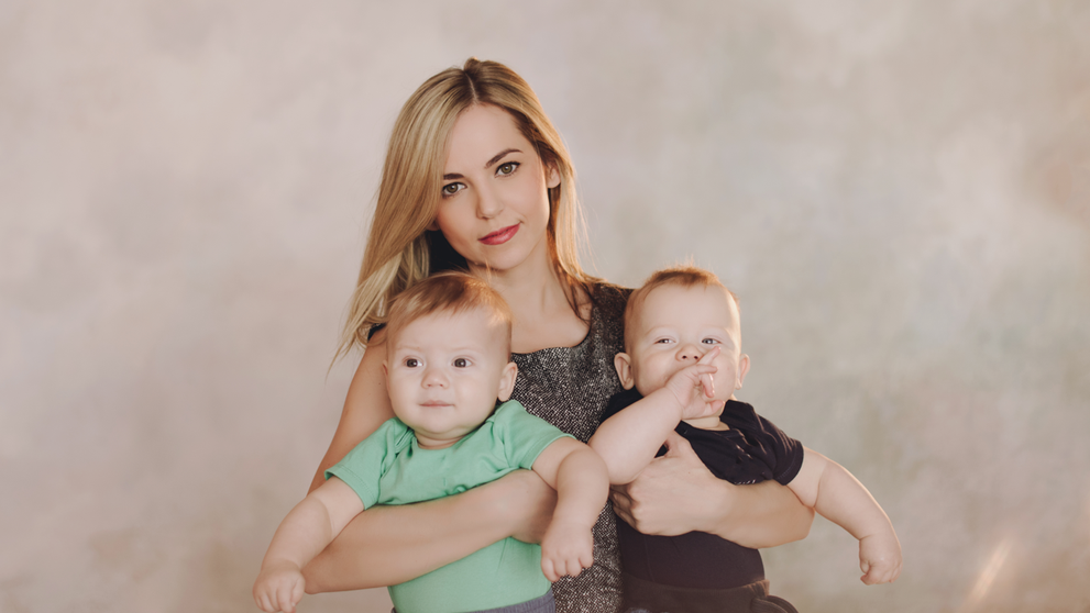 O femeie luptă să-și adopte propriii copii gemeni, la 10 luni după ce au venit pe lume