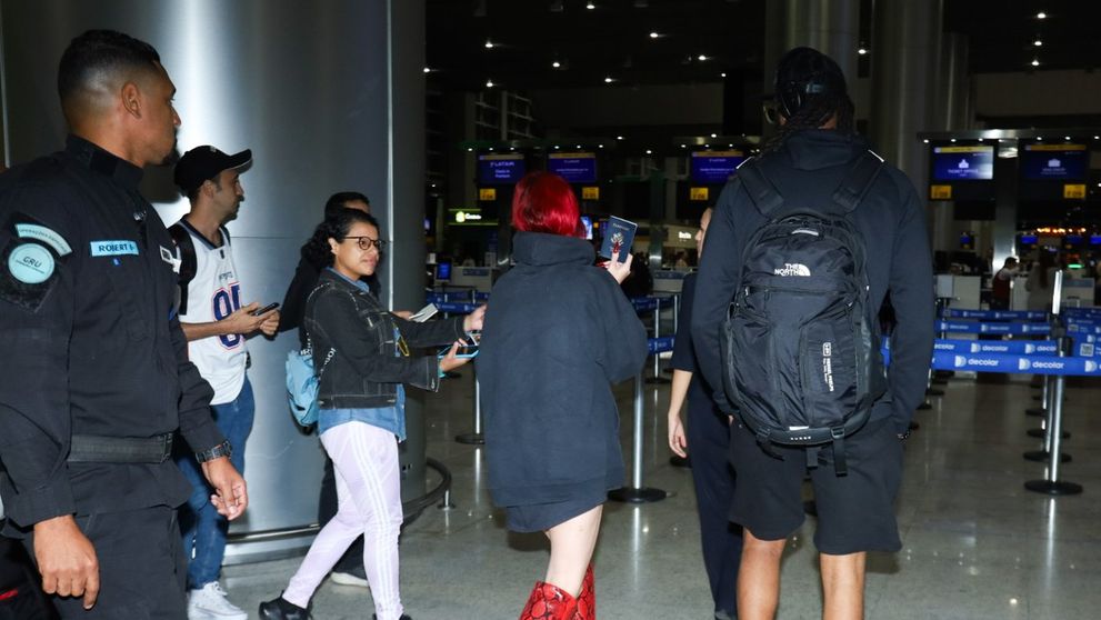 N-a vrut să treacă neobservată! Una dintre cele mai frumoase femei din lume a întors toate privirile după ce a apărut AȘA în aeroport