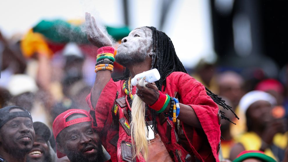Cine e ”vrăjitorul” din Ghana care i-a ”blestemat” pe englezi la Cupa Mondială, ca să nu dea gol. Acesta a suflat un praf alb către teren. ”Nu te poți pune cu Juju”