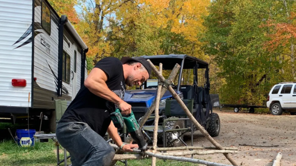 Un actor de la Hollywood s-a retras în pădure și-a construit o cabană în care să supraviețuiască Apocalipsei: ”Locuința este 70% pregătită pentru sfârșitul lumii”