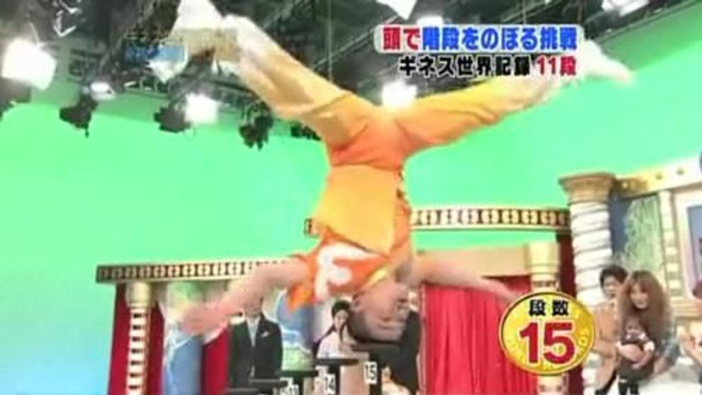 VIDEO ULUITOR. Asa ceva sigur nu ai mai vazut! Un chinez urca scarile cu... capul!