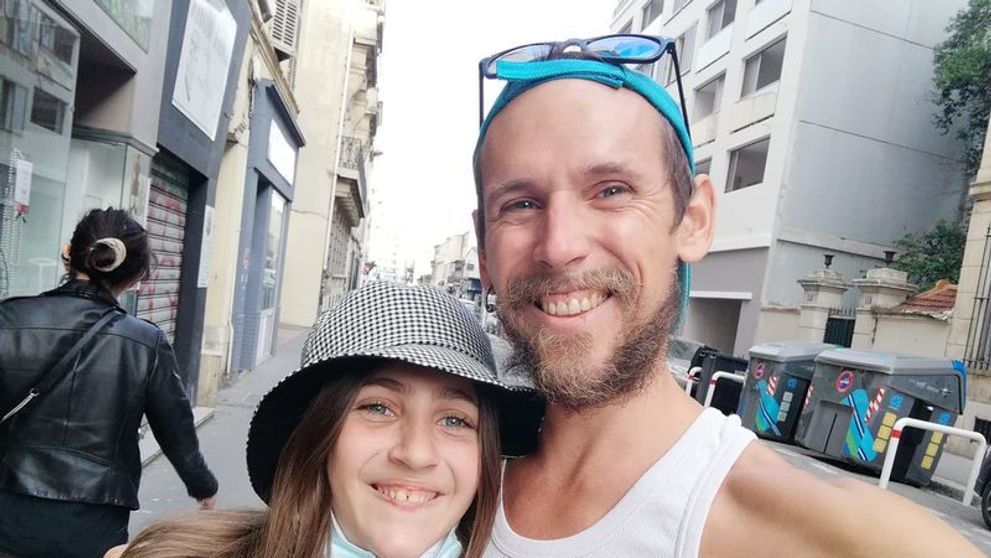 Rita Sumalya nu poate merge la mormântul Ronei Hartner din cauza tatălui său, Rocco Sedano. Adolescenta încă nu a trecut peste pierderea mamei sale: „Are rol de decor”