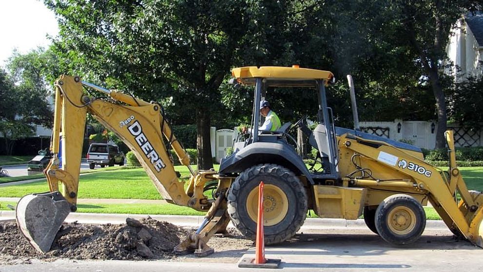 (P) Excavatoare sau buldoexcavatoare? Află ce utilaje se potrivesc proiectului tău!