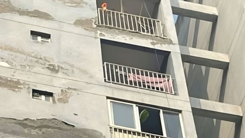 Trei surori în vârstă de 12, 14 și 16 ani au sărit în gol de la etajul nouă după ce părinții le-au luat telefonul. Au lăsat un mesaj de adio: „Ne pare rău, dar...”