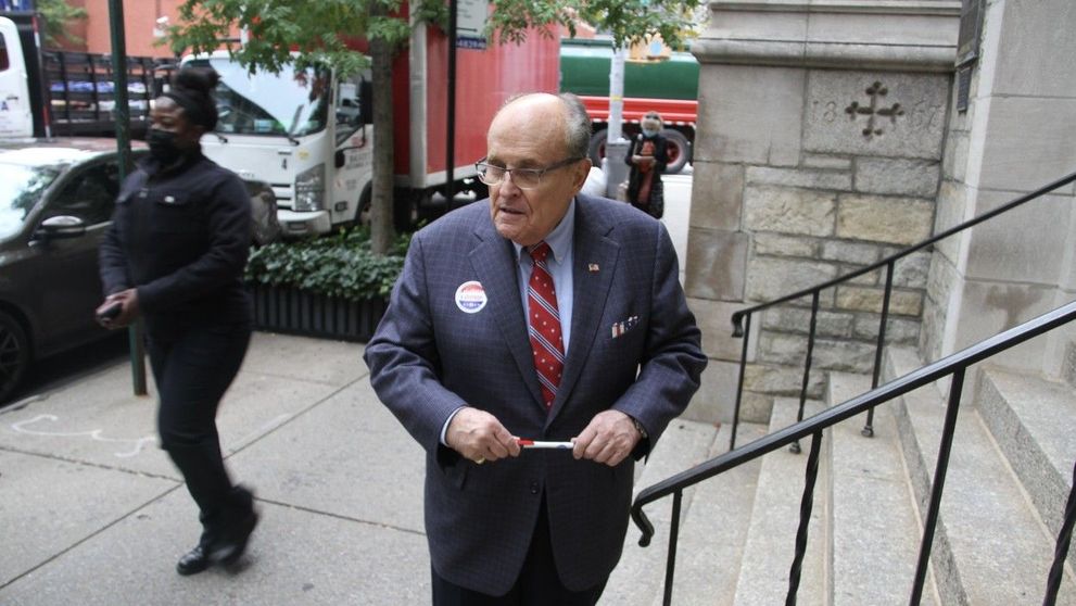 Rudy Giuliani, lovit de un muncitor nervos pe scoaterea dreptului de avort din Constituţia americană