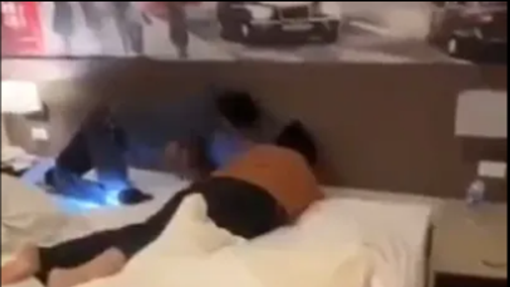 Un turist s-a trezit în miezul nopții cu o cobra neagră în pat, lângă capul lui! Clipul a devenit viral: ”O nouă frică deblocată”